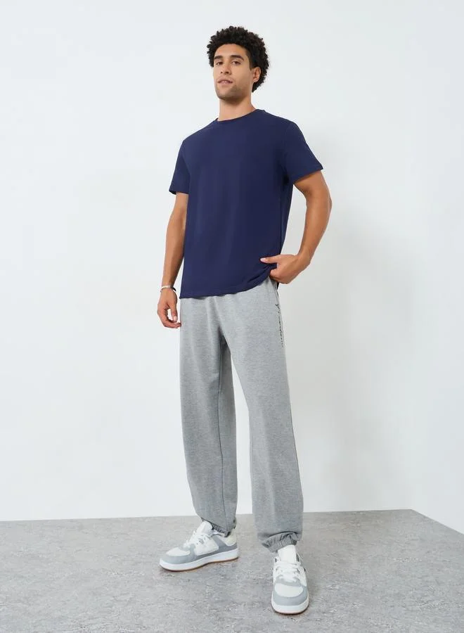 ستايلي جوغر واسع بطبعة نصية